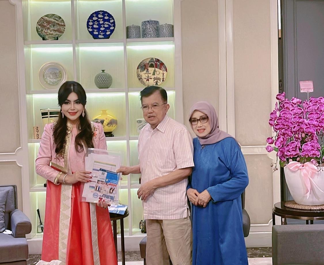 Prof Deby, bersama Jusuf Kalla & istri