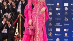 Prof Deby Vinsky nampak anggun dengan kebaya pink dalam acara The Longevity Code di Venice .(FOTO : Dok Pri)