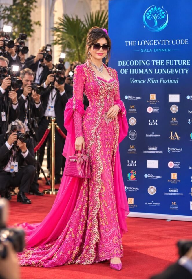 Prof Deby Vinsky nampak anggun dengan kebaya pink dalam acara The Longevity Code di Venice .(FOTO : Dok Pri)