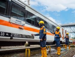 Netizen Jepang Apresiasi Kebersihan KRL dan Dedikasi Petugas KAI Services