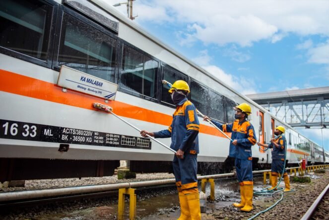 Apresiasi datang dari seorang netizen asal Jepang yang menyoroti kebersihan dan aktivitas petugas KAI Services dalam merawat Kereta Commuter Line (KRL)- (FOTO : Humas DAOP 1)