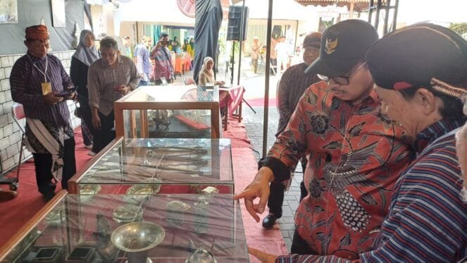 Walikota Yogya, Dr. Hasto berbincang dengan warganya(Foto : dok. Humas pemda & ombenk)