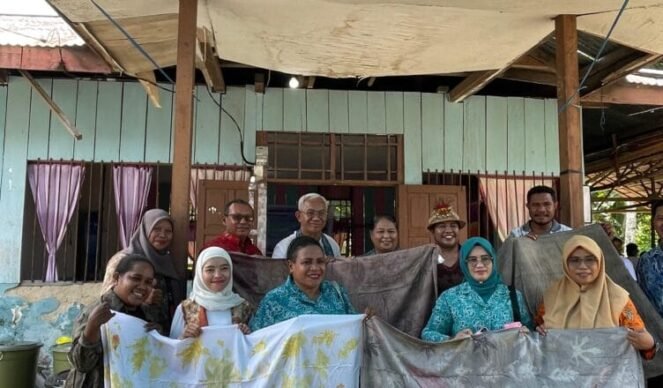 Zie batik mengembangkan batik dengan melakukan edukasi, pemberdayaan pengrajin, serta inovasi untuk menghasikan produk berkualitas (FOTO : Ombenk/warta7.id)
