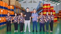 Teddy HariJono (Direktur), Reyner Marsenthe(Presiden Comissioner) bersama karyawan PT. Penzstar (Foto : ombenk/warta7.id)