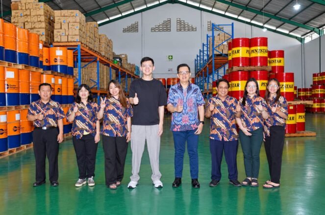 Teddy HariJono (Direktur), Reyner Marsenthe(Presiden Comissioner) bersama karyawan PT. Penzstar (Foto : ombenk/warta7.id)