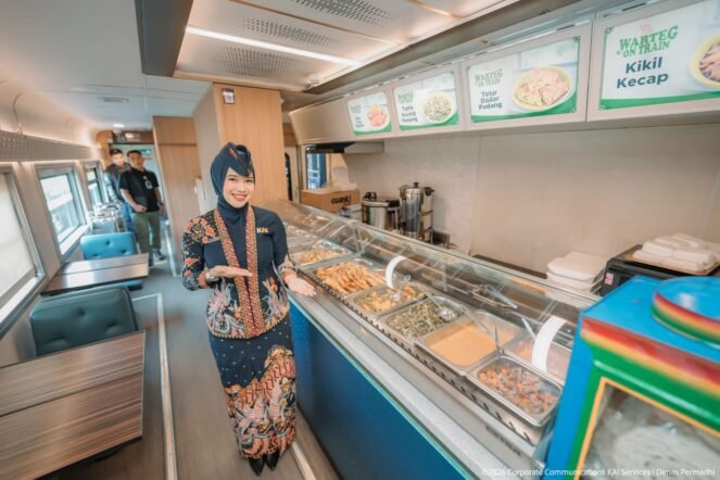 KAI Services melalui unit bisnis Kuliner Kereta menghadirkan inovasi layanan kuliner bertajuk Warteg on Train di Kereta Batavia relasi Stasiun Gambir–Stasiun Solo Balapan(Foto : LAI Service)