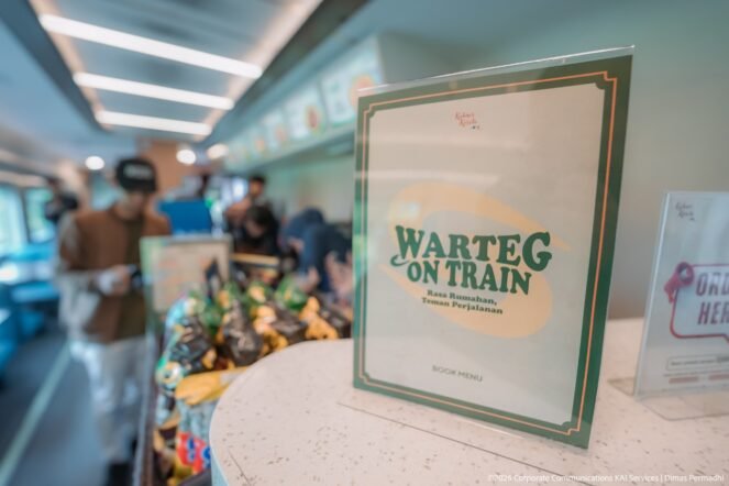 Sejumlah penumpang KA Batavia menyambut baik kehadiran Warteg on Train yang diluncurkan pada 16 Oktober 2026(Foto: KAI Services)
