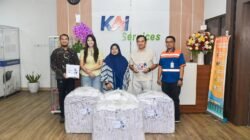 KAI Services menyalurkan bantuan face towel layak guna sebanyak 2000 pcs kepada Clothes for Charity pada Jumat (23/10).Foto: dok.KAI Services