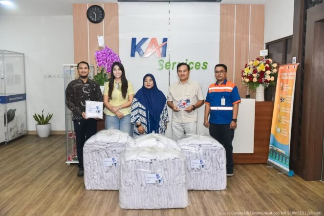 KAI Services menyalurkan bantuan face towel layak guna sebanyak 2000 pcs kepada Clothes for Charity pada Jumat (23/10).Foto: dok.KAI Services